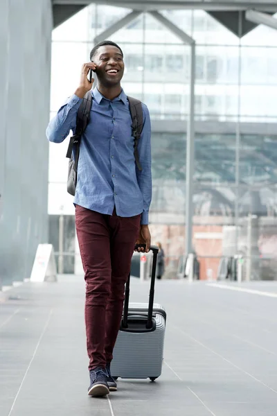 Retrato Cuerpo Completo Del Joven Negro Viajando Con Bolsas Hablando — Foto de Stock