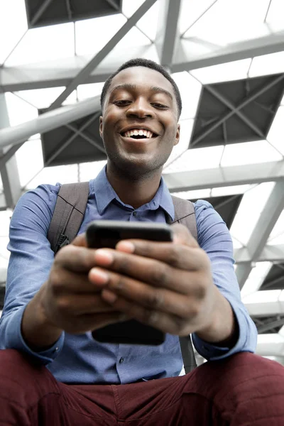 Portret Van Jonge Afrikaanse Man Kijken Naar Mobiel — Stockfoto