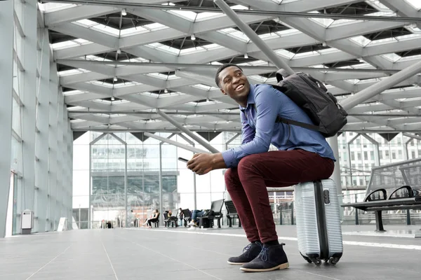 Retrato Lateral Del Hombre Africano Sentado Maleta Estación Con Teléfono — Foto de Stock