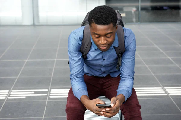 Portrét Mladé Africké Člověka Při Pohledu Chytrý Telefon — Stock fotografie