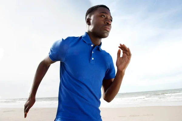 Retrato Jovem Afro Americano Saudável Correndo Praia — Fotografia de Stock
