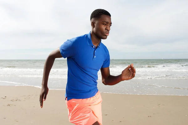 Retrato Joven Negro Activo Corriendo Playa — Foto de Stock