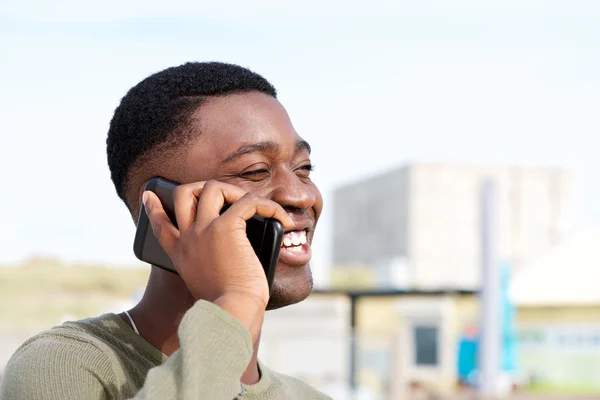 Närbild Porträtt Lycklig Afroamerikanska Man Pratar Smarta Telefonen Utomhus — Stockfoto