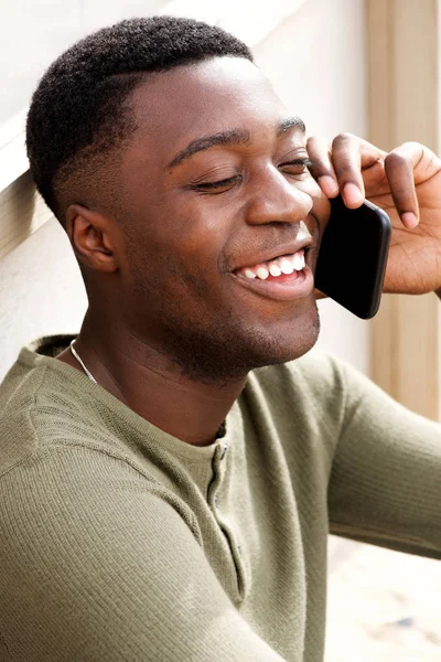 Närbild Porträtt Leende Ung Afroamerikanska Man Pratar Telefonen Utomhus — Stockfoto