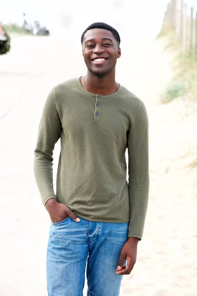 Ritratto Giovane Ragazzo Nero Fresco Sorridente Fuori Con Mano Tasca — Foto Stock