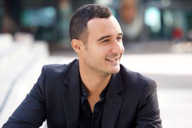 Dışarıda gülümseyen yakışıklı adam portresi kapatın