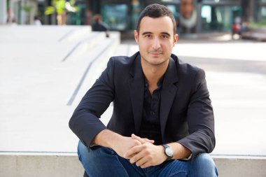 Şehirde oturan yakışıklı adam portresi