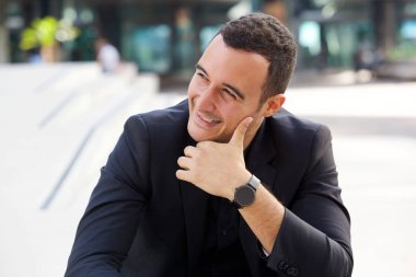 Şehirde dışarıda gülümseyen adam portresi kapatın