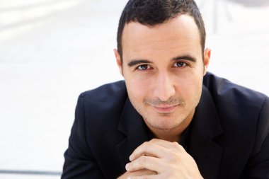 Yakışıklı latin adam portresi kapatın 