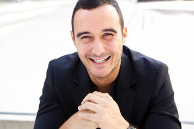 Gülümseyen mutlu latin adam portresi kapatın 