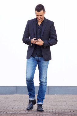 Yürüyüş ve seyir akıllı telefon mutlu bir adam portresi tam uzunlukta