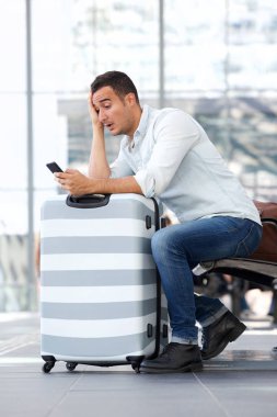 İstasyonunda sürpriz ifade ile cep telefonu arıyorum seyahat adam portresi