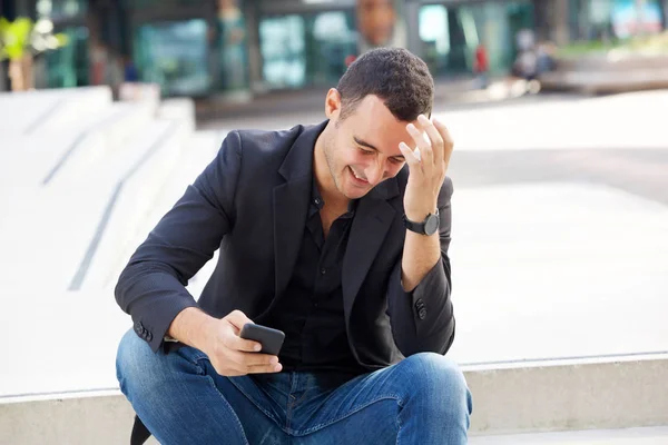 Portrét Šťastný Člověk Směje Mobil Mimo — Stock fotografie