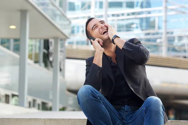 Portrét Šťastný Muž Městě Mluví Chytrý Telefon — Stock fotografie