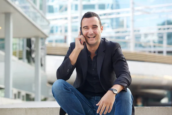 Retrato Del Hombre Feliz Ciudad Hablando Con Teléfono Celular — Foto de Stock