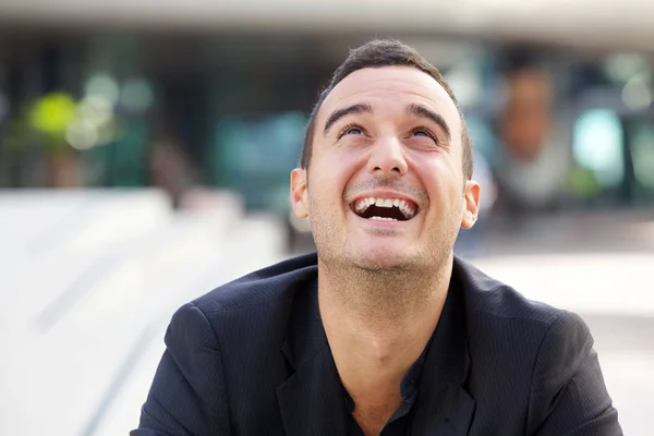 Närbild Porträtt Lycklig Man Skrattar Och Tittar Upp — Stockfoto