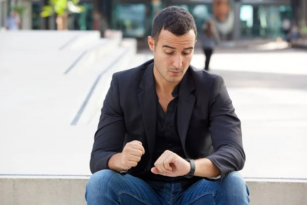 Πορτρέτο Της Λατινικής Άνθρωπος Κάθεται Έξω Και Κοιτάζοντας Ρολόι — Φωτογραφία Αρχείου