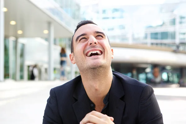 Feche Retrato Homem Rindo Olhando Para Cima — Fotografia de Stock