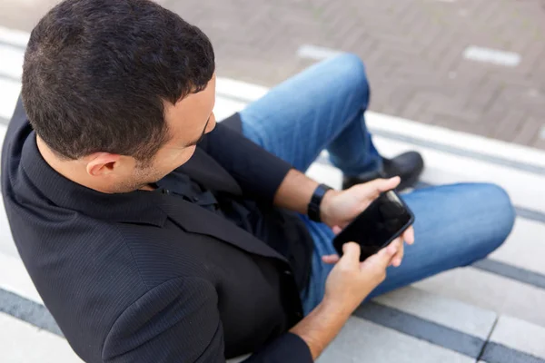 Портрет Сзади Мужчины Сидящего Мобильным Телефоном — стоковое фото