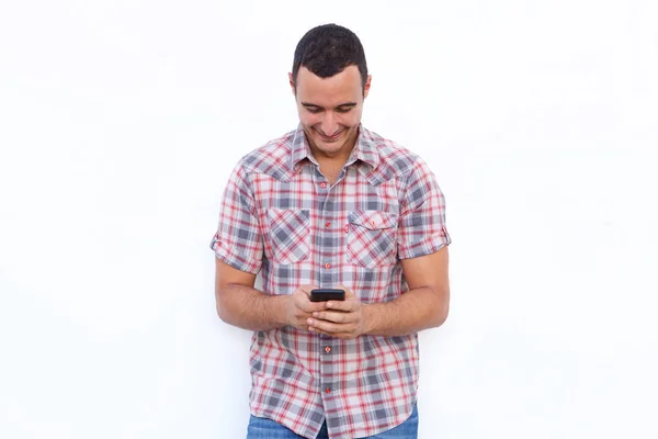 Ritratto Uomo Felice Guardando Telefono Cellulare Sfondo Bianco Isolato — Foto Stock