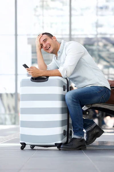 Portret Mężczyzny Podróży Śmiejąc Się Walizki Telefon Komórkowy Lotnisko Terminal — Zdjęcie stockowe