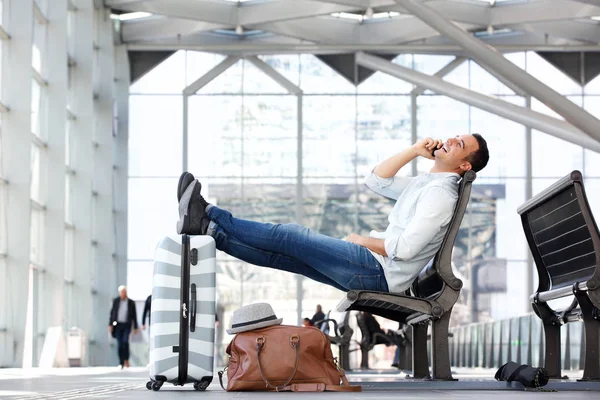 Seitenporträt Eines Reisenden Der Mit Handy Telefoniert Während Mit Koffer — Stockfoto