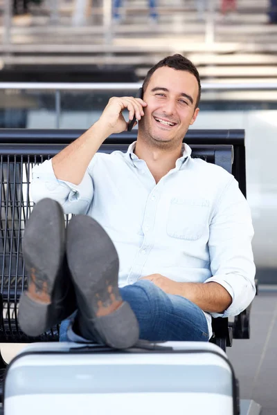 Porträt Eines Glücklichen Reisenden Der Bahnhof Mit Dem Handy Telefoniert — Stockfoto