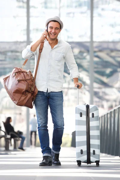 Retrato Corpo Inteiro Homem Viagem Feliz Andando Com Mala Telefone — Fotografia de Stock