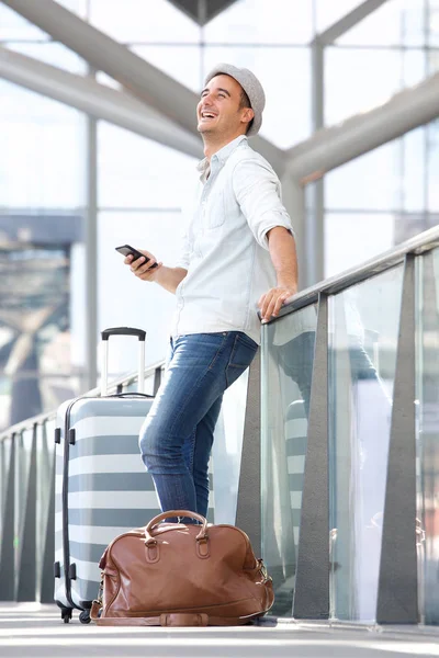 Retrato Lateral Homem Viagem Feliz Esperando Terminal Aeroporto Com Telefone — Fotografia de Stock