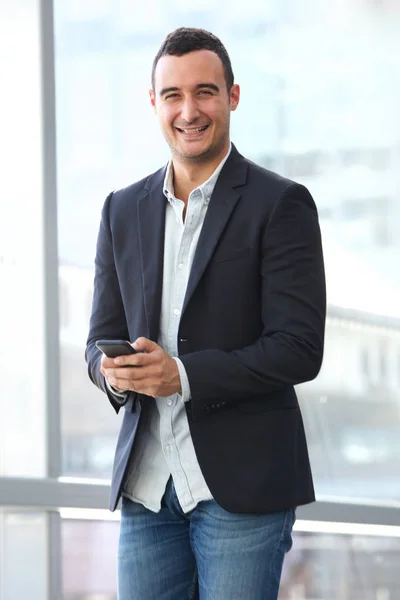 Porträt Eines Lächelnden Geschäftsmannes Mit Smartphone — Stockfoto