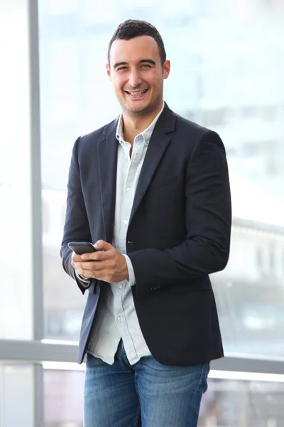 Retrato Hombre Negocios Sonriente Sosteniendo Teléfono Inteligente —  Fotos de Stock