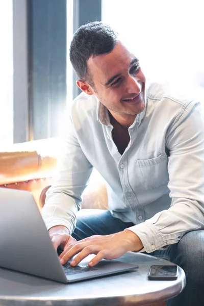 Retrato Homem Feliz Sentado Café Com Computador Portátil — Fotografia de Stock