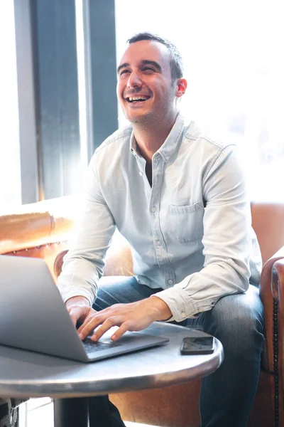 Retrato Del Tipo Feliz Sentado Cafetería Usando Computadora Portátil —  Fotos de Stock