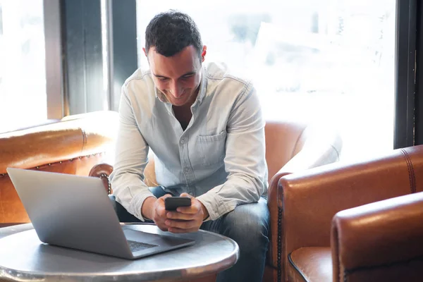 Portret Mężczyzny Siedząc Kawiarni Telefonu Komórkowego Laptopa — Zdjęcie stockowe