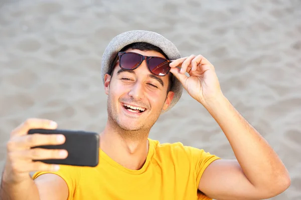 Закрыть Портрет Счастливого Человека Шляпе Солнцезащитных Очках Делающего Селфи Пляже — стоковое фото