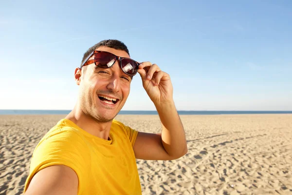 Portret Szczęśliwy Człowiek Biorąc Selfie Plaży Bliska — Zdjęcie stockowe