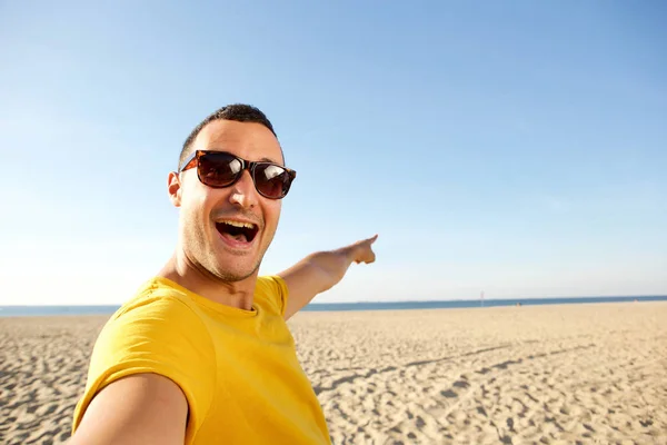 Close Retrato Homem Feliz Tomando Selfie Praia Apontando Para Água — Fotografia de Stock