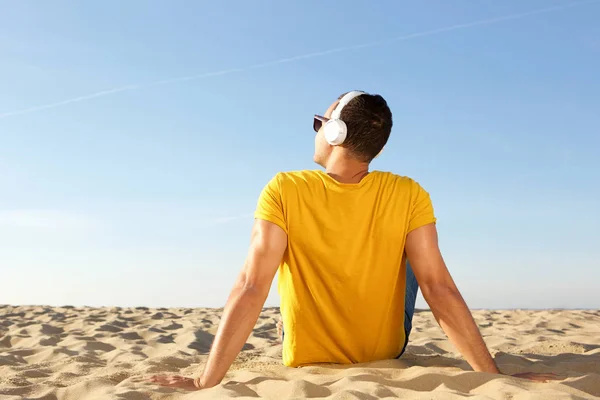 음악을 해변에 남자의 — 스톡 사진