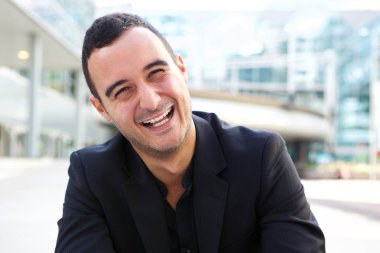 Şehirdeki adam portresi kapatın 