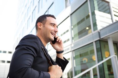 Şehir kurma tarafından cep telefonu üzerinde konuşurken işadamı portresi yan