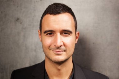 Latin adamın onun 30s gri arka plan baş portre kadar kapatın