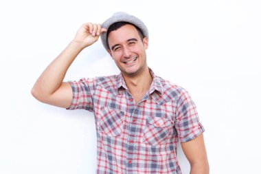 Şapkalı izole beyaz arka planı gülümseyerek mutlu bir adam portresi