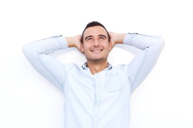 Yaşlı adamın beyaz arka plana karşı elleriyle gülümseyen ve elleri arkadan bakan portresi