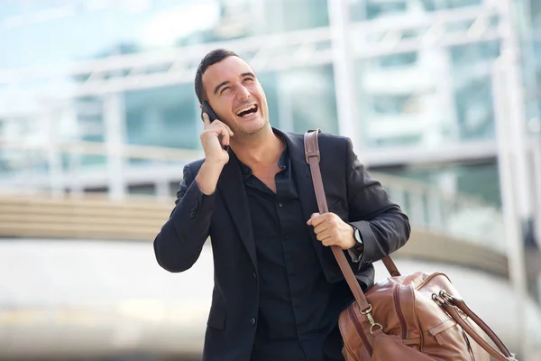 携帯電話とバッグで街を歩いて幸せな男の肖像 — ストック写真