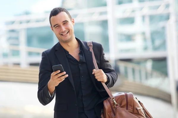 Porträt Eines Lächelnden Mannes Der Stadt Mit Handy Und Tasche — Stockfoto