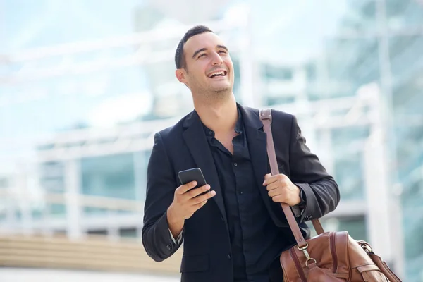 Portret Uśmiechnięty Człowiek Mieście Telefonów Komórkowych Torba — Zdjęcie stockowe