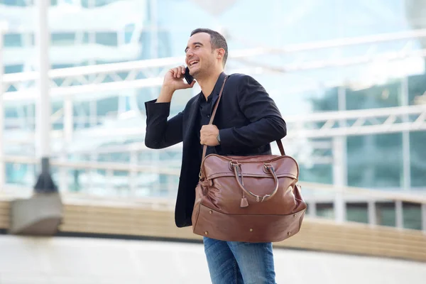 Retrato Del Hombre Viaje Feliz Con Bolsa Hablando Por Teléfono —  Fotos de Stock