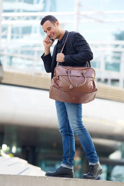 Seitenporträt Eines Glücklichen Reisenden Der Mit Dem Handy Telefoniert — Stockfoto