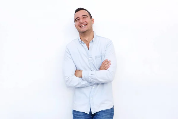 Retrato Hombre Atractivo Riendo Con Los Brazos Cruzados Sobre Fondo — Foto de Stock