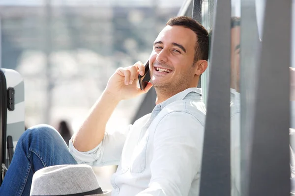 Primer Plano Retrato Del Hombre Feliz Sentado Suelo Hablando Por — Foto de Stock